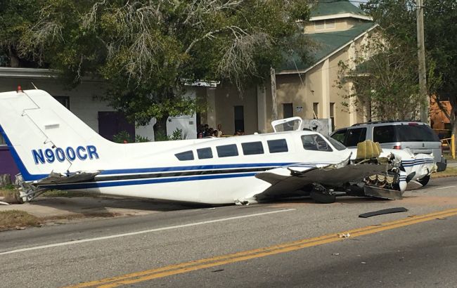 Во Флориде самолет при посадке врезался в два автомобиля