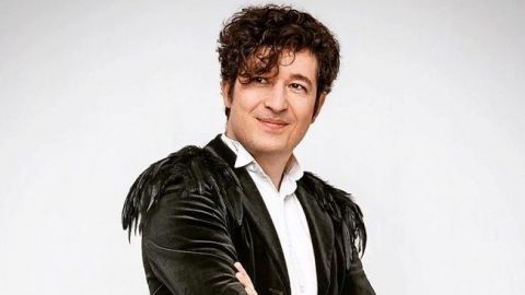 Поцелуй малютки: Дмитрий Шуров с музыкой подоил корову (видео)