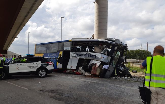 В Іспанії пасажирський автобус в'їхав в опору моста, є загиблі