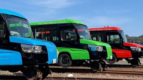 Изобретая колесо: в Японии представили автобус, который за 15 секунд превращается в поезд