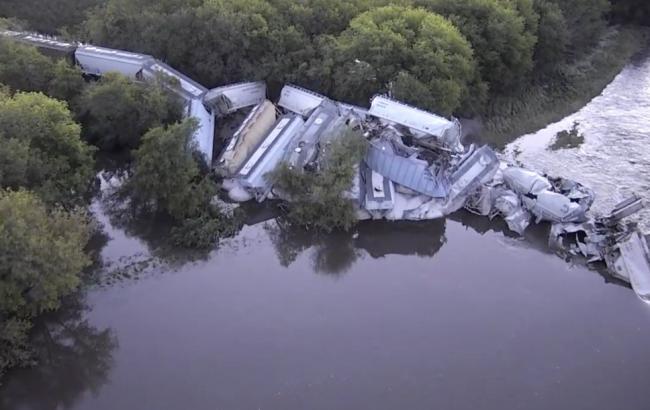 В США грузовой поезд упал в реку