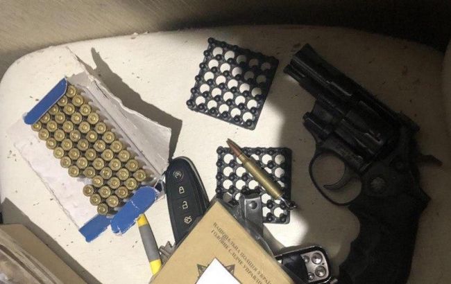 У Кривому Розі пара побудувала мережу збуту вогнепальної зброї по Україні