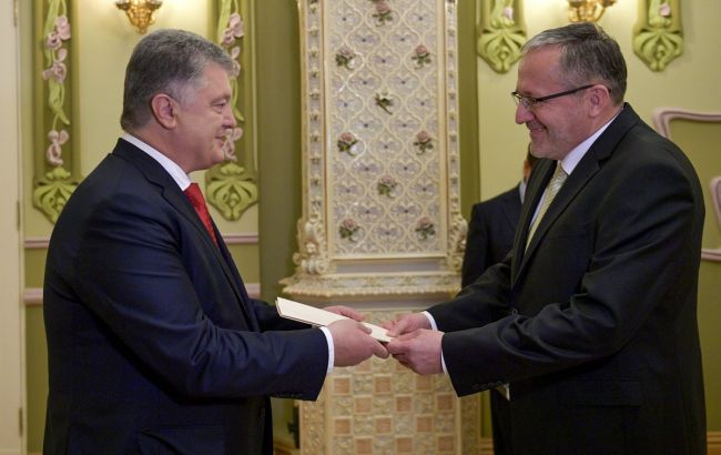 Порошенко прийняв вірчі грамоти від п'яти послів