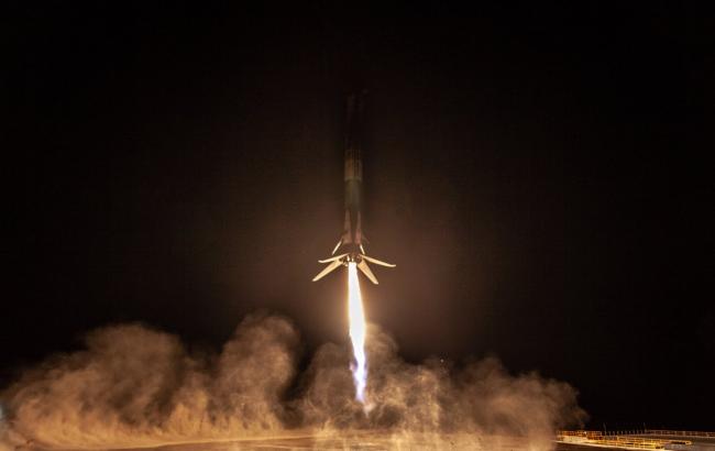 Перша ступінь ракети Falcon 9 вперше успішно повернулася на космодром у Каліфорнії