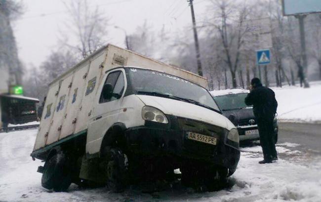 "Ранок починається не з кави": у Києві хлібовоз пішов під асфальт