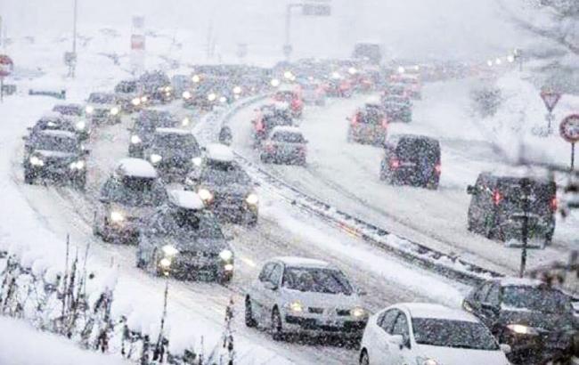Снігопади в Україні: Київ зупинився у першоберезневих пробках