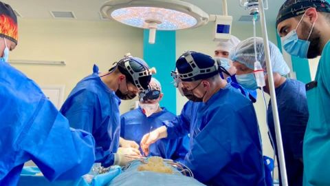 Українські лікарі заново зібрали обличчя молодому хлопцю: фото до і після