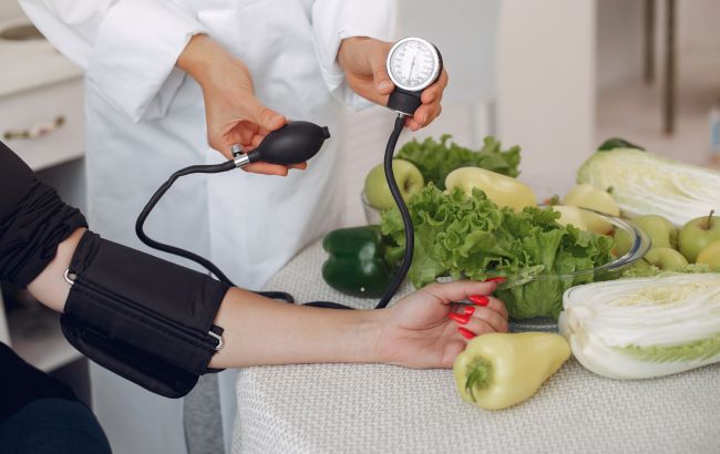 12 привычных продуктов, которые категорически нельзя есть при аритмии: предостережение от врача