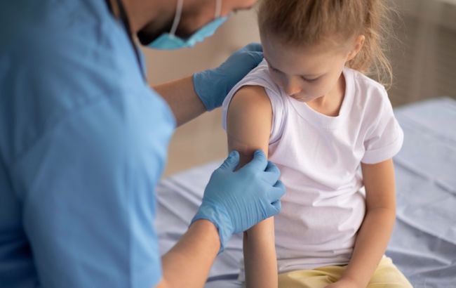 Это должны знать родители: педиатр ответила на 5 распространенных вопросов о вакцинации детей