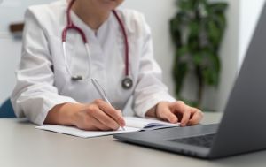 Деньги за болезнь и декрет: как в Украине изменились лимиты на выплату больничных