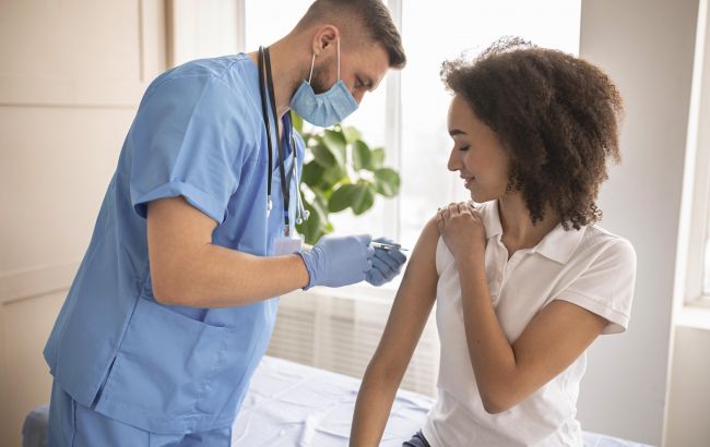 Ще три країни припиняють COVID-вакцинацію препаратом AstraZeneca