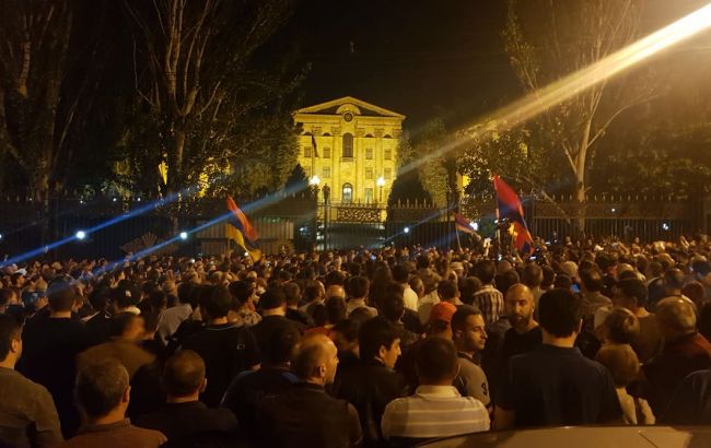 Протесты в Ереване: Пашинян уволил министров от нескольких партий