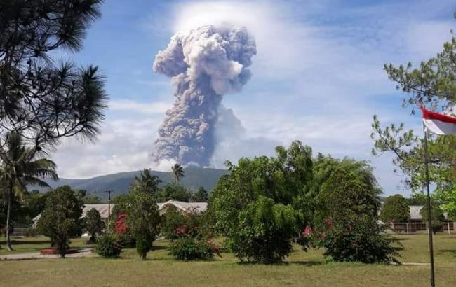 Появилось видео извержения вулкана в Индонезии