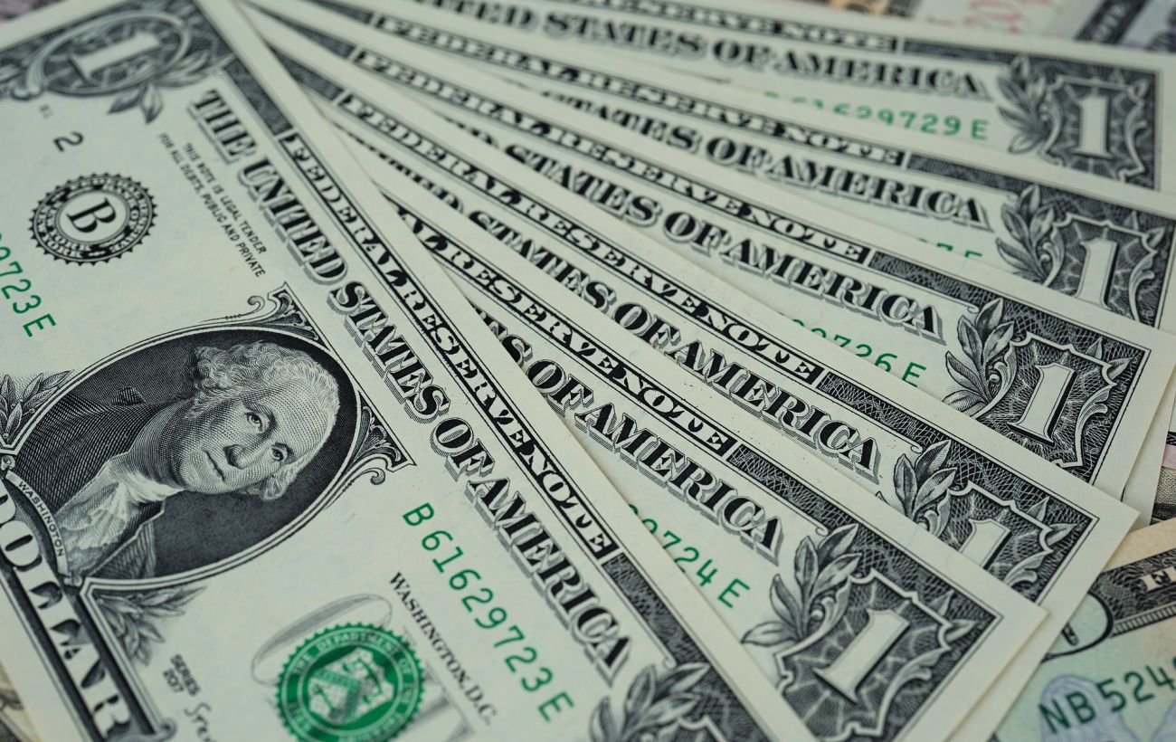 НБУ знову послабив долар