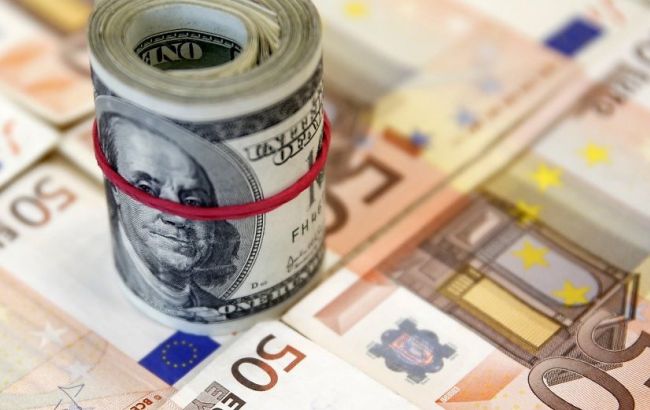 Евро упал до месячного минимума из-за ситуации в Греции