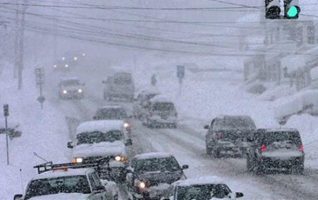 В Украине из-за снегопада ограничено движение на дорогах в четырех областях