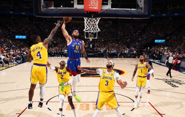 Защитник "Денвера" выполнил роскошный данк после прохода: момент дня в НБА