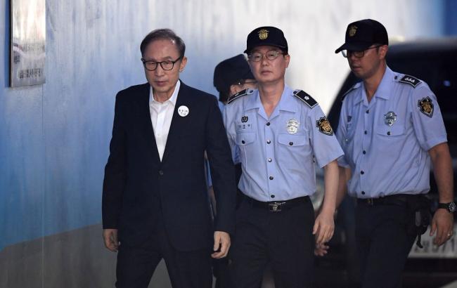Екс-президент Південної Кореї засуджений до 15 років в’язниці за корупцію