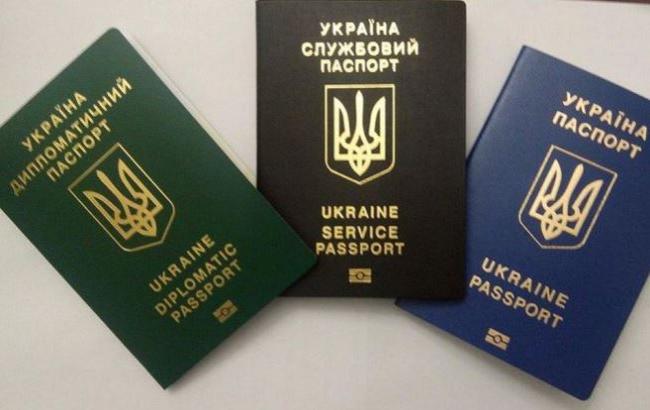 230 украинских депутатов и чиновников лишились диппаспортов