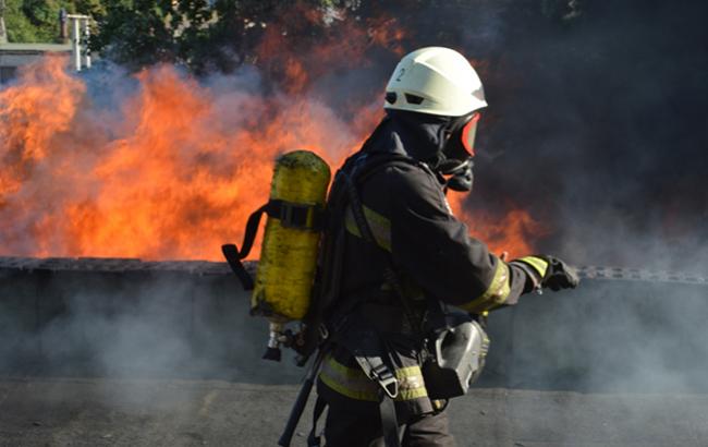 "Смердить горілим, на вулиці дим": у Харкові спалахнула сильна пожежа (фото)