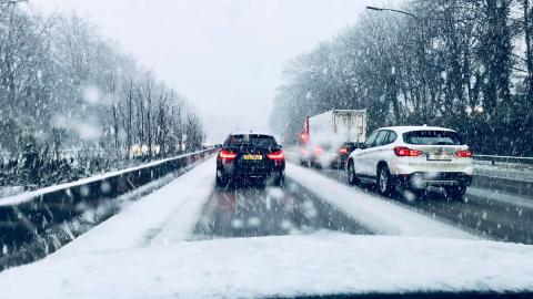 В Бельгии из-за снегопада образовались километровые пробки