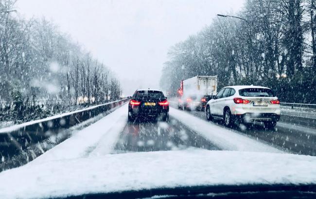 В Бельгии из-за снегопада образовались километровые пробки