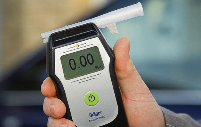 Блондинка и драгер: пойманная за рулем пьяная девушка стала поводом для дискуссии в сети