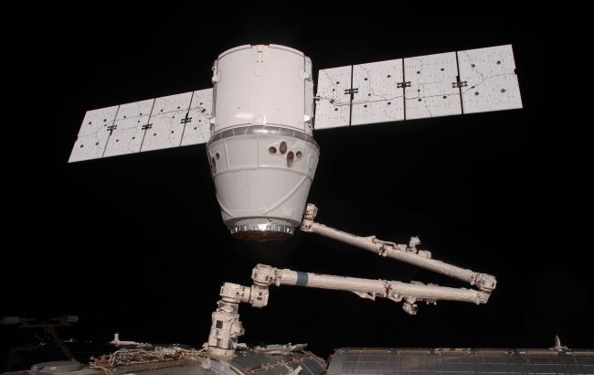 Космический грузовик Dragon смог пристыковаться к МКС