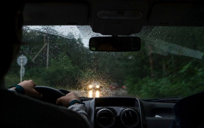 Ця популярна функція в авто може спричинити ДТП на мокрій дорозі: це важливо знати