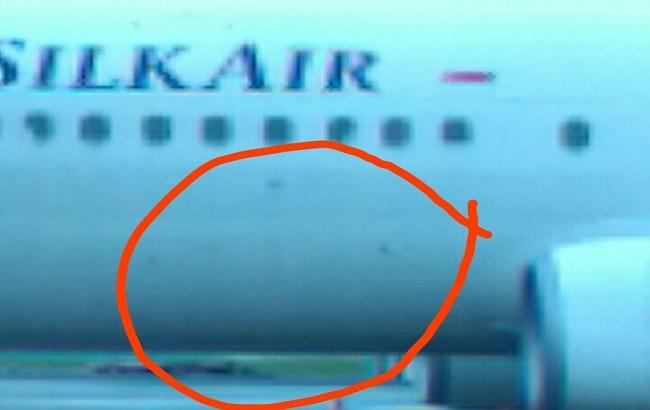 В індонезійському аеропорту пасажирський Boeing зіткнувся в вантажівкою