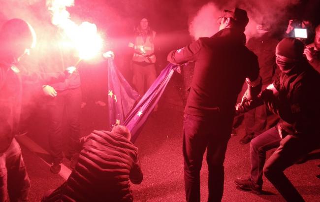 Поліція Польщі розшукує причетних до спалення прапора ЄС у Варшаві