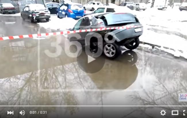 Подмосковные коммунальщики "добили" провалившийся в гигантскую лужу автомобиль