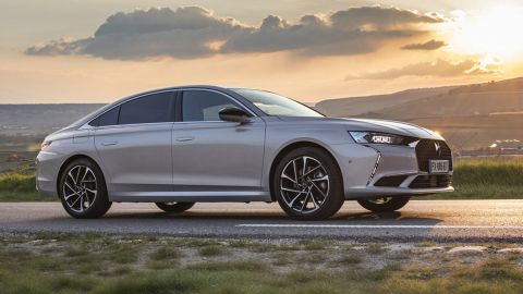 12-дюймовий екран в салоні і "поворотники" на даху: в Україну їде флагманський седан DS 9