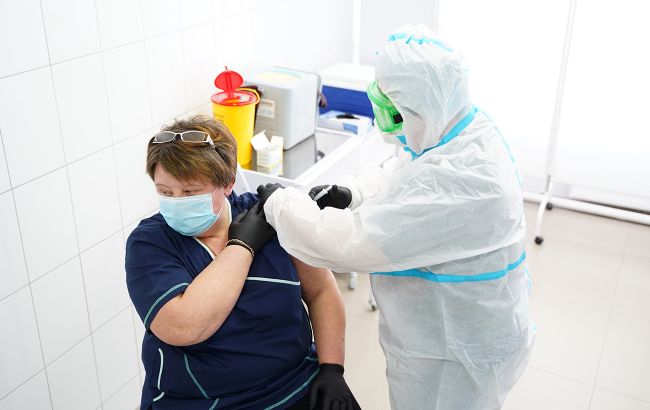 COVID-вакцинація в Україні: у четвер прищепили майже 3 тисячі осіб
