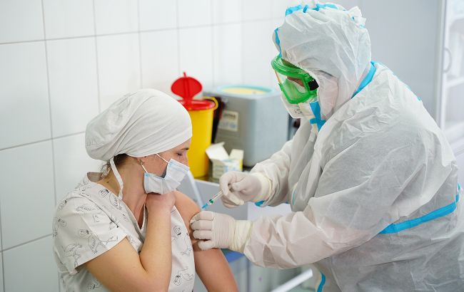 Українці назвали відповідальних за своєчасну вакцинацію від COVID-19