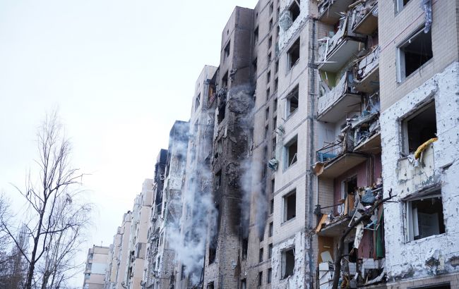 Уламки на будинках та відключення світла: що відомо про наслідки атаки на Київ