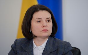 Податкова не відстежує люксовий одяг українців, але Range Rover - сигнал для перевірки, - ДПС