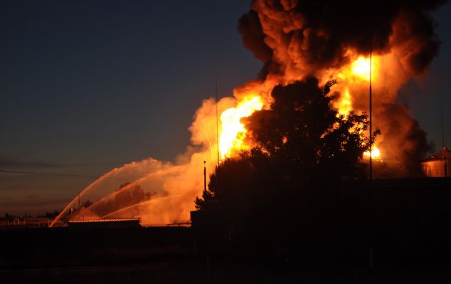 Пожар на нефтебазе под Киевом: территория оцеплена 400 нацгвардейцами