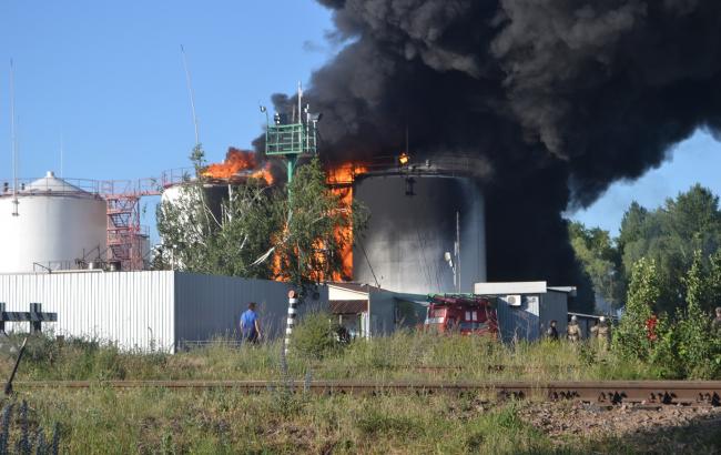 Пожежа на нафтобазі: 10 одиниць пожежної техніки знищено вогнем, - ДСНС