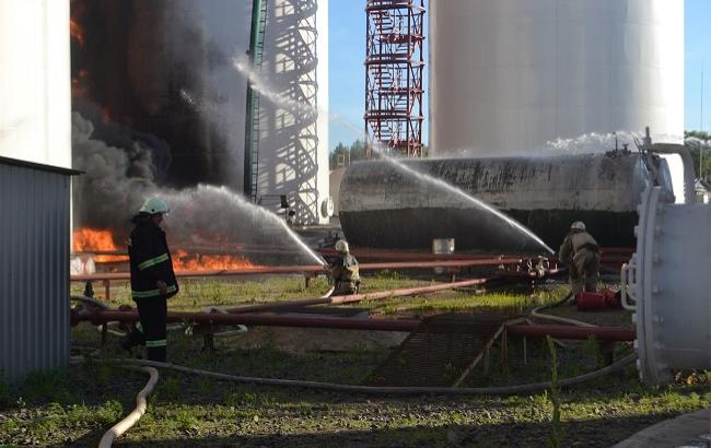 При взрыве на нефтебазе под Киевом погиб 1 и пострадали 14 человек, - МВД