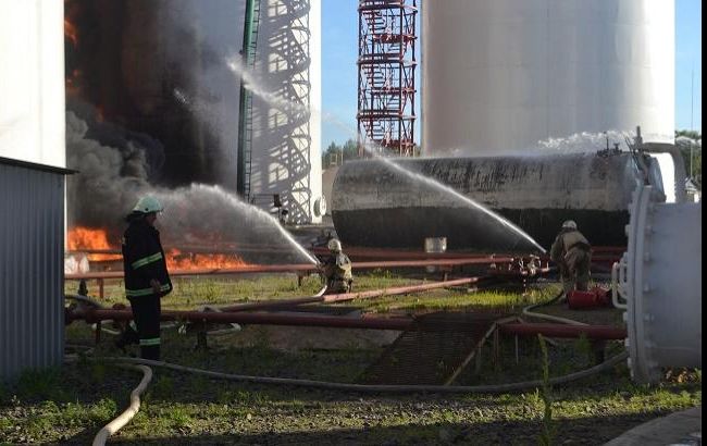 Спасатели потушили еще две цистерны на нефтебазе под Киевом, - ГСЧС