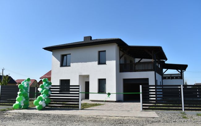 Зеленский подарил многодетной семье с Волынской области дом, вместо квартиры
