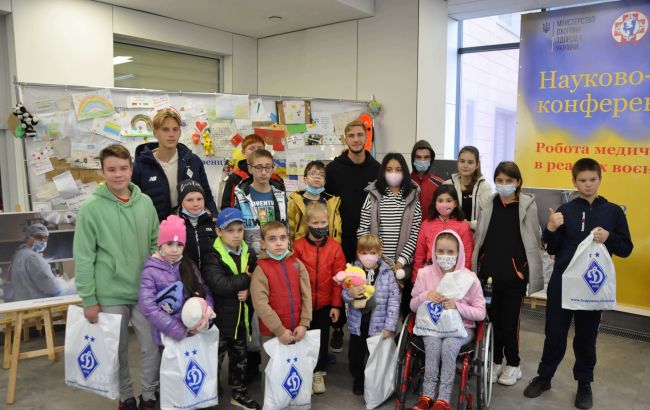 Игроки "Динамо" посетили детей в больнице "Охматдет"