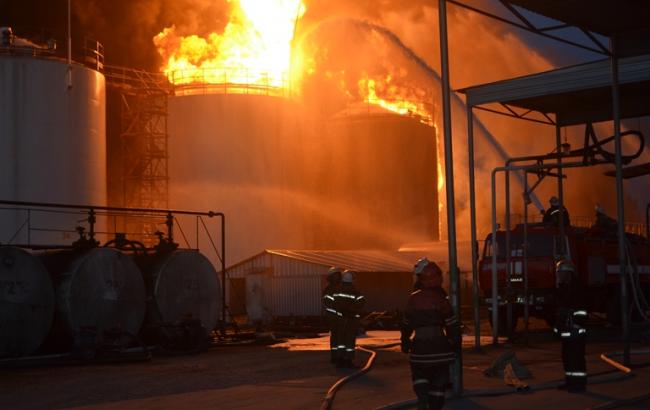 Пожежа на нафтобазі під Києвом триває, постраждали 5 осіб