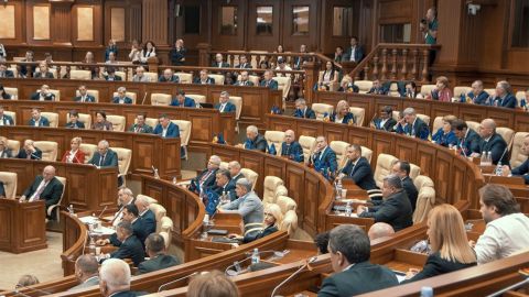 Парламент Молдови попередньо схвалив законопроект про статус російської мови