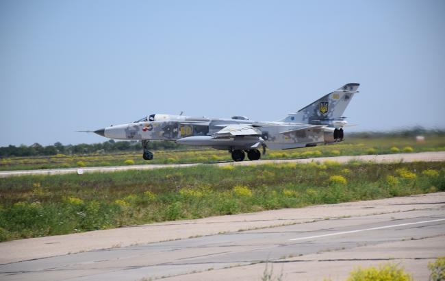 "И бомбами по лаптях": яркий полет украинского  СУ-24 покорил сеть (видео)