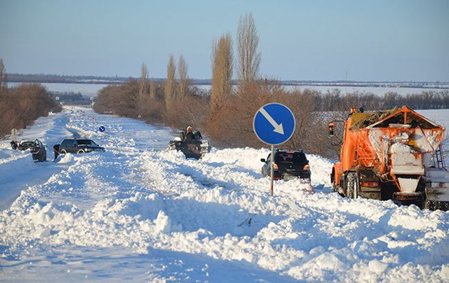 В Україні через снігопади обмежено рух у 6 областях