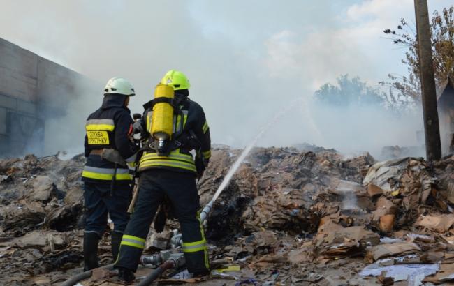 В Днепре продолжается тушение пожара на территории предприятия переработки вторсырья