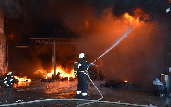 Пожар на заводе под Днепром локализован на 3 тыс. кв. м