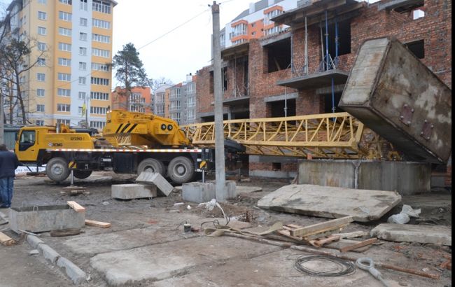 Под Киевом упал башенный кран: есть жертвы